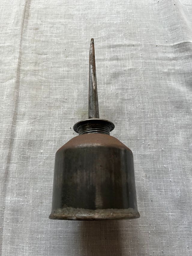 Aceitera de latón antigua