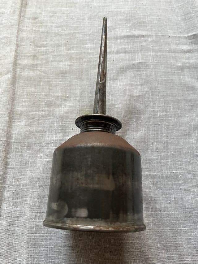 Aceitera de latón antigua