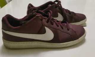 Zapatillas Nike Burdeos y Blancas