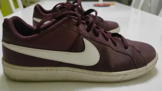 Zapatillas Nike Burdeos y Blancas