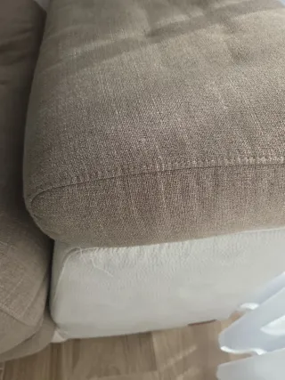 Divano beige e bianco in tessuto