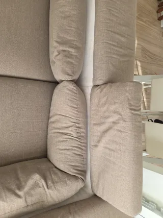 Divano beige e bianco in tessuto