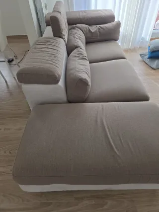 Divano beige e bianco in tessuto