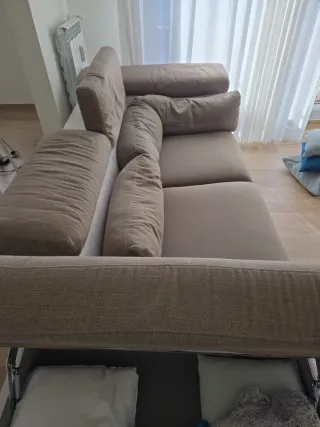 Divano beige e bianco in tessuto