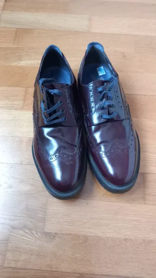 Zapatos granates con cordones