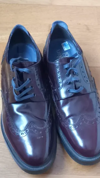 Zapatos granates con cordones