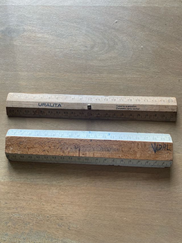 Lotto di 2 vecchie righe in legno. Antic