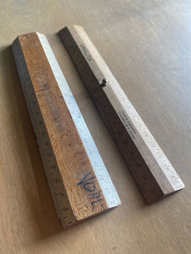 Lotto di 2 vecchie righe in legno. Antic