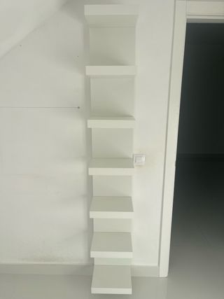 Estantería de pared blanca