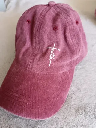 Gorra Faith burdeos nueva