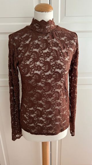 Camiseta encaje marrón cuello alto manga larga