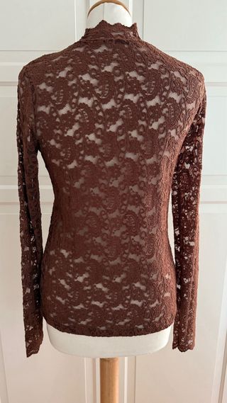 Camiseta encaje marrón cuello alto manga larga
