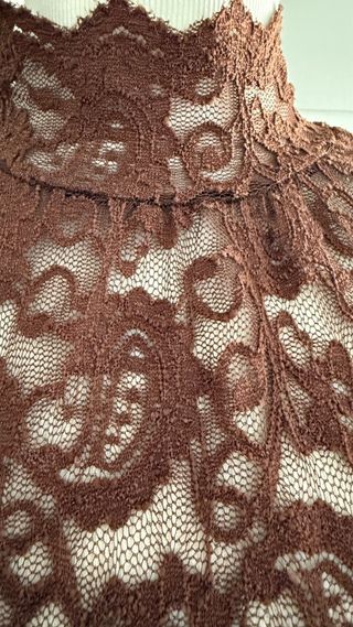 Camiseta encaje marrón cuello alto manga larga