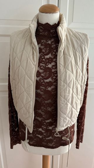 Camiseta encaje marrón cuello alto manga larga