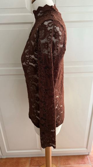 Camiseta encaje marrón cuello alto manga larga