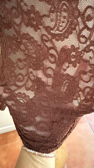 Camiseta encaje marrón cuello alto manga larga