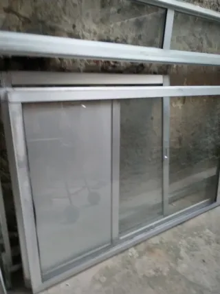 Dos puertas de balconera de aluminio
