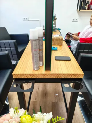 Mesa de peluquería de madera y metal
