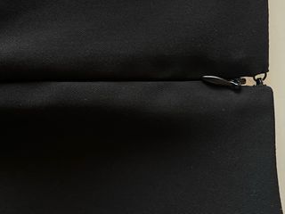 Vestito nero con cintura dorata