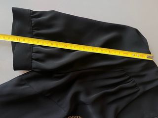 Vestito nero con cintura dorata