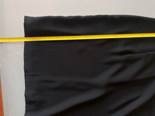 Vestito nero con cintura dorata