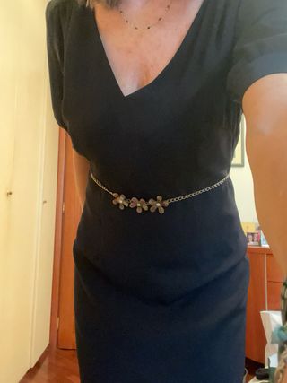 Vestito nero con cintura dorata