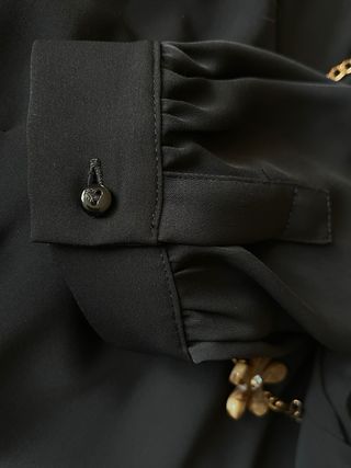 Vestito nero con cintura dorata