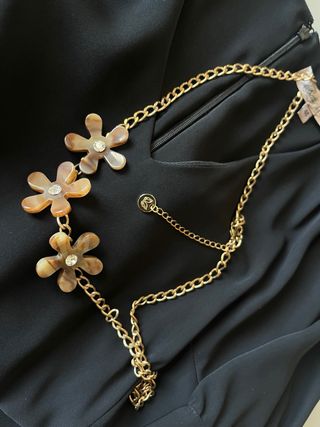 Vestito nero con cintura dorata