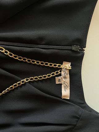 Vestito nero con cintura dorata