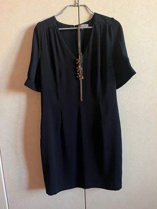 Vestito nero con cintura dorata