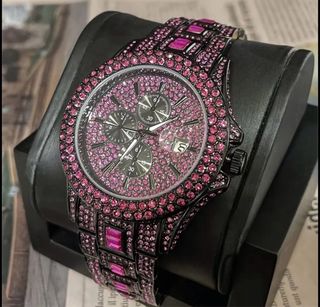 Orologio di lusso con cristalli rosa