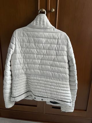 Cazadora acolchada blanca con capucha