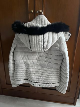 Cazadora acolchada blanca con capucha