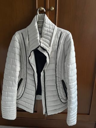 Cazadora acolchada blanca con capucha