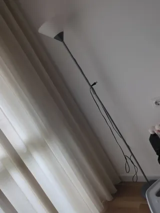 Llama de pie, bombilla no incluida