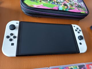 Nintendo Switch OLED + funda + 5 juegos