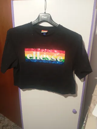 Camiseta Ellesse con lentejuelas arcoíris