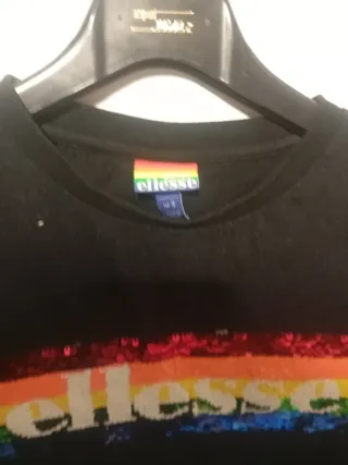 Camiseta Ellesse con lentejuelas arcoíris