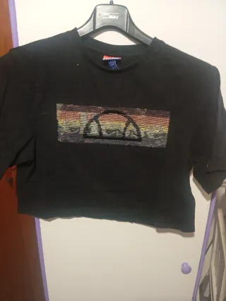 Camiseta Ellesse con lentejuelas arcoíris