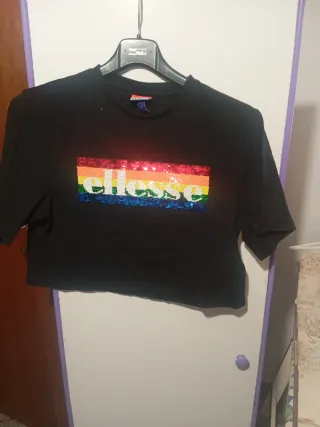 Camiseta Ellesse con lentejuelas arcoíris