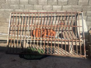 Rejas metálicas antigua y puerta.