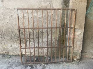 Rejas metálicas antigua y puerta.
