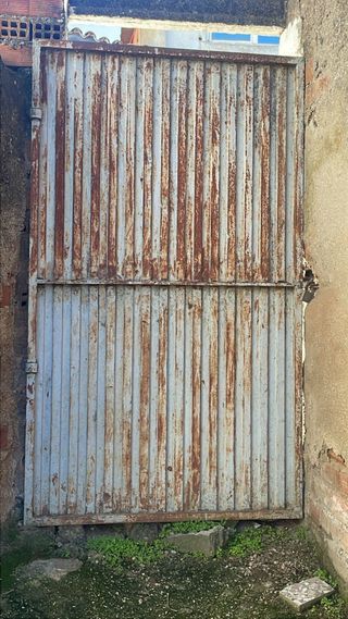 Rejas metálicas antigua y puerta.