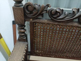 Sillóncitos de madera tallada y caña a mano son  3