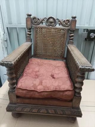 Sillóncitos de madera tallada y caña a mano son  3