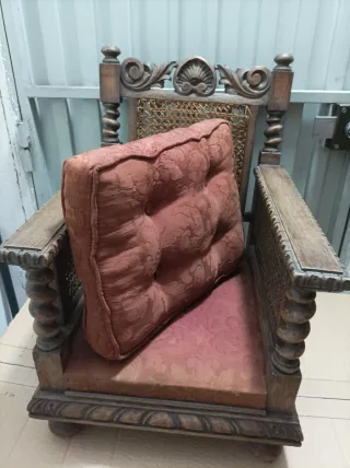 Sillóncitos de madera tallada y caña a mano son  3