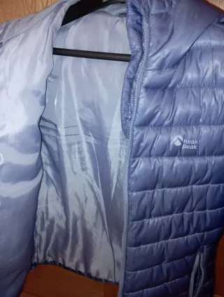 Cazadora Neak Peak azul de mujer.