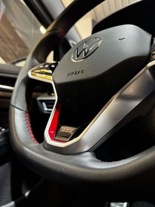 Volkswagen Golf GTI AKRAPOVIC