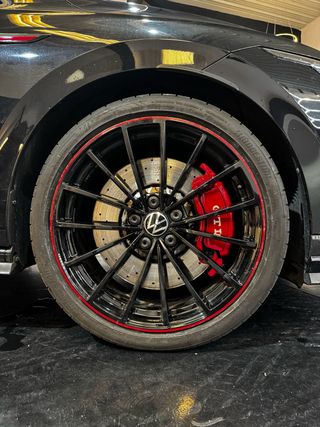 Volkswagen Golf GTI AKRAPOVIC