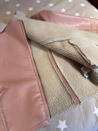 Cazadora polipiel rosa forrada. Talla 11-12 años